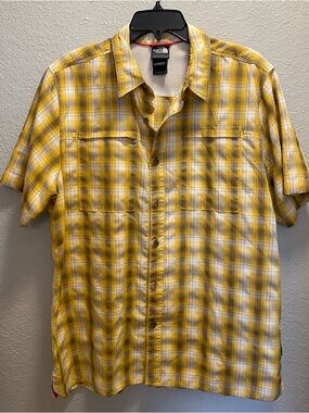 The North Face Yellow & White Plaid Short-Sleeve Button-Down Shirt. Men’s Large